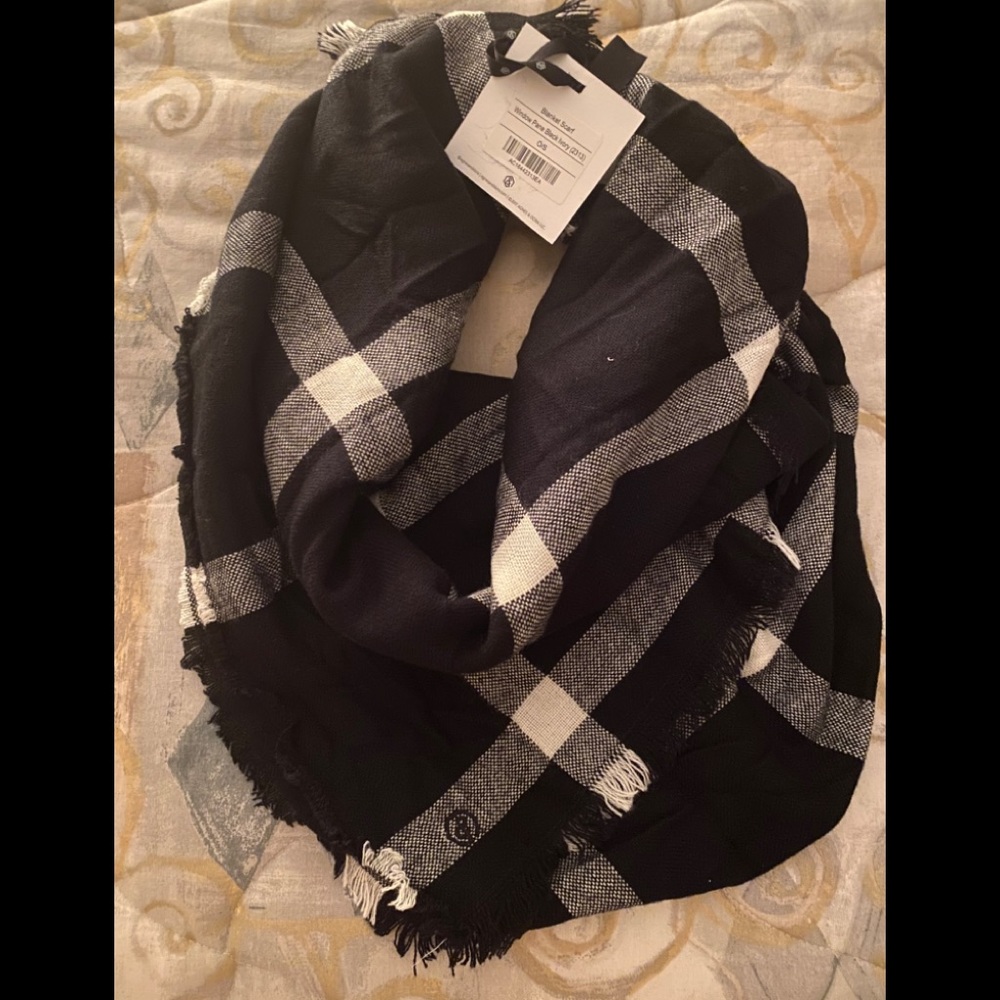 Blanket scarf—black/white plaid